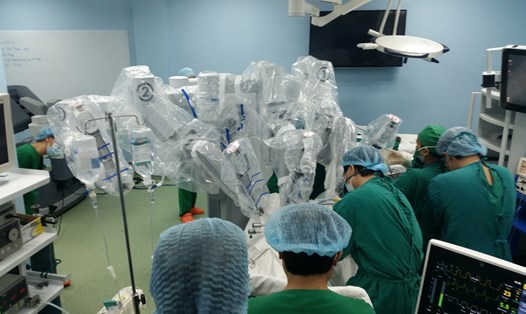 Phẫu thuật nội soi ứng dụng robot trong điều trị ung thư tuyến tiền liệt tại Bệnh viện Bình Dân TPHCM (ảnh K.Q)